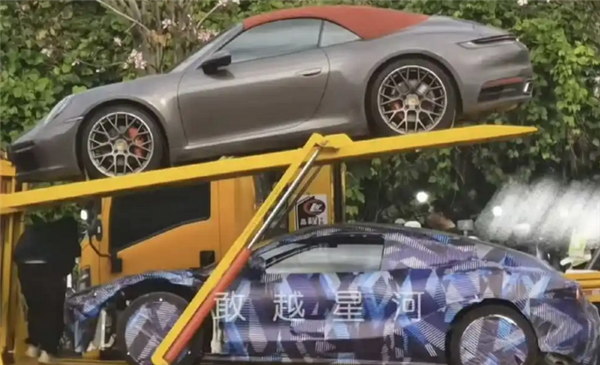 年轻人的跑车梦成真！腾势首款跑车街头亮相：动力外观媲美911