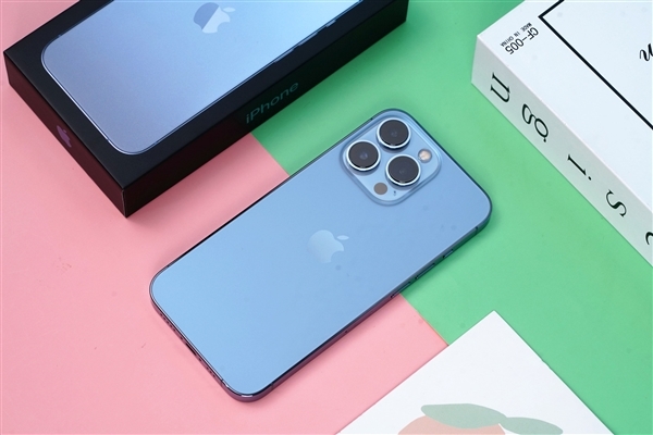 曝iPhone 17 Pro引入天空蓝配色：超越神作远峰蓝