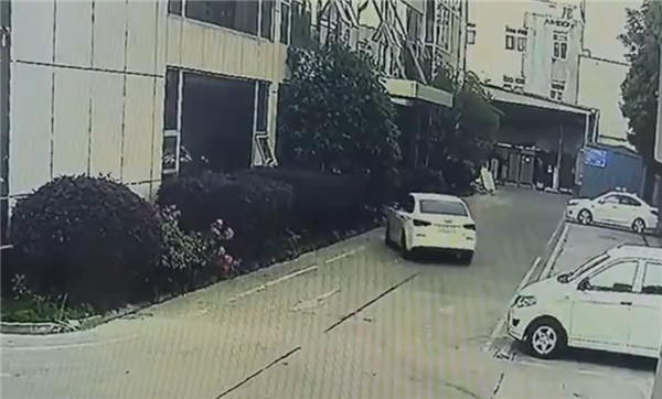 女子园区内开车化身“拆迁队”：撞碎大门玻璃碎一地