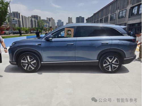 比亚迪联手大疆！奶爸车17万开卖 车顶还带“停机坪”