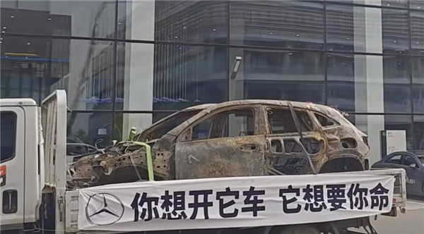 奔驰电动车4S店门口起火 坦克500跟着躺枪 双双被烧成车壳
