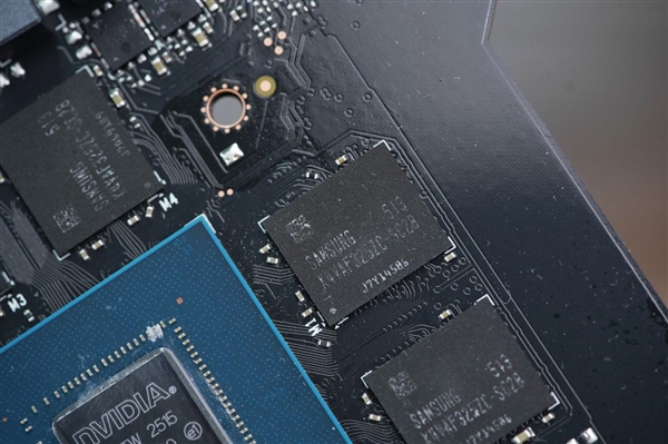 小巧双槽设计 映众RTX 5060曜夜显卡图赏