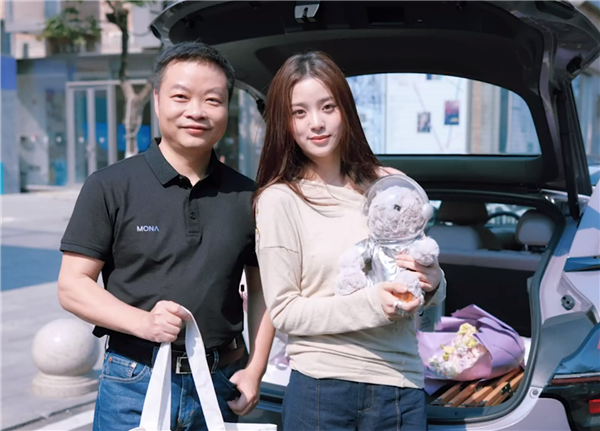 新手欧阳娜娜开MONA在北京兜风：何小鹏坐副驾驶