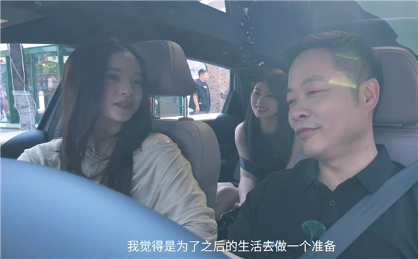 新手欧阳娜娜开MONA在北京兜风：何小鹏坐副驾驶