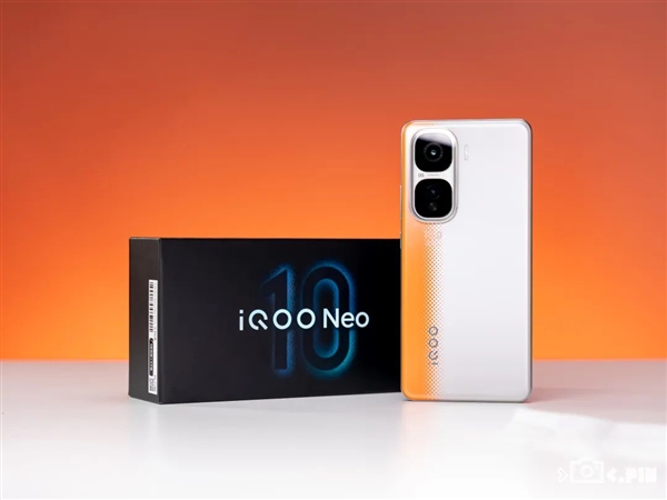 买芯片送手机！iQOO出了个2000多块的骁龙8至尊版手机