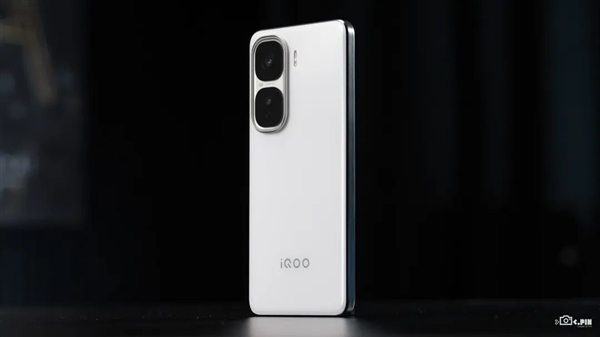 买芯片送手机！iQOO出了个2000多块的骁龙8至尊版手机